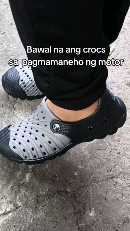 magaan sa paa 🥰 #shoesformen #crocs #clogs #paydaysale