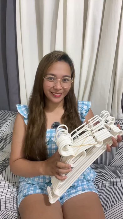 Kahit bali baliin mo ang hanger na ito ay di talaga masisira #flexiblehanger #hanger #whitehanger #plastichanger