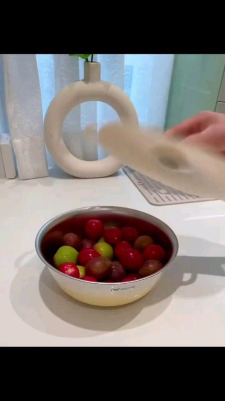 Reusable Silicone food cover. #lifehack #Lid #Kitchen #storage #fyp
