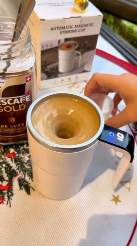 Effortless mixing at the touch of a button! The Intelligent Self-Stirring Mug blends your coffee, tea, or shakes perfectly without a spoon. #coffee