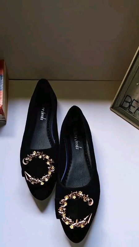 korean fashion pointed toe flat sandals for women #flatsandals #womenshoes #footwear #flatdollshoes #sandals #pointedtoesandals #casualsandals #trend