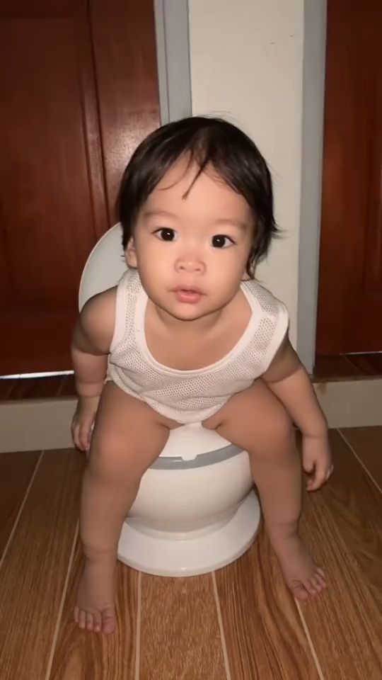 Ours is designed for Filipino kids – a gentle squat-to-sit transition. Familiar position, less fear, more success! #PottyTrainingPH #momhacks #baby